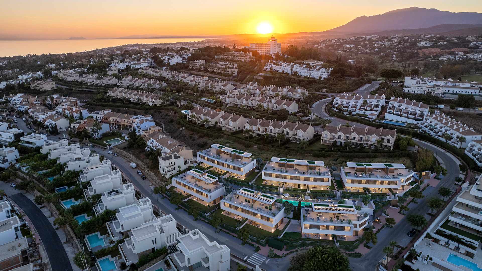 Panoramic Grandeur: Bespoke Golf-Front Residences close to  Puerto Banús and Marbella - Photo 3