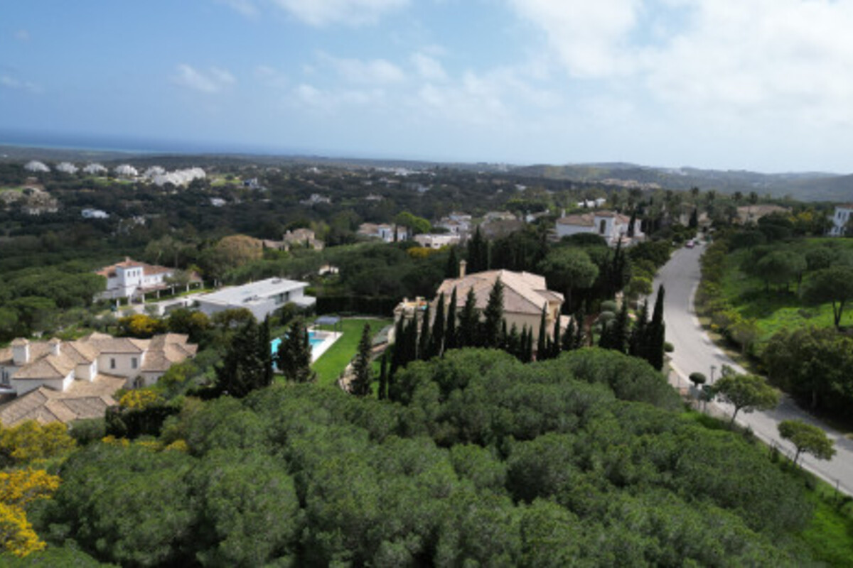 Zenith Grandeur: Custom Architectural Masterpiece with Strait Views - Photo 5