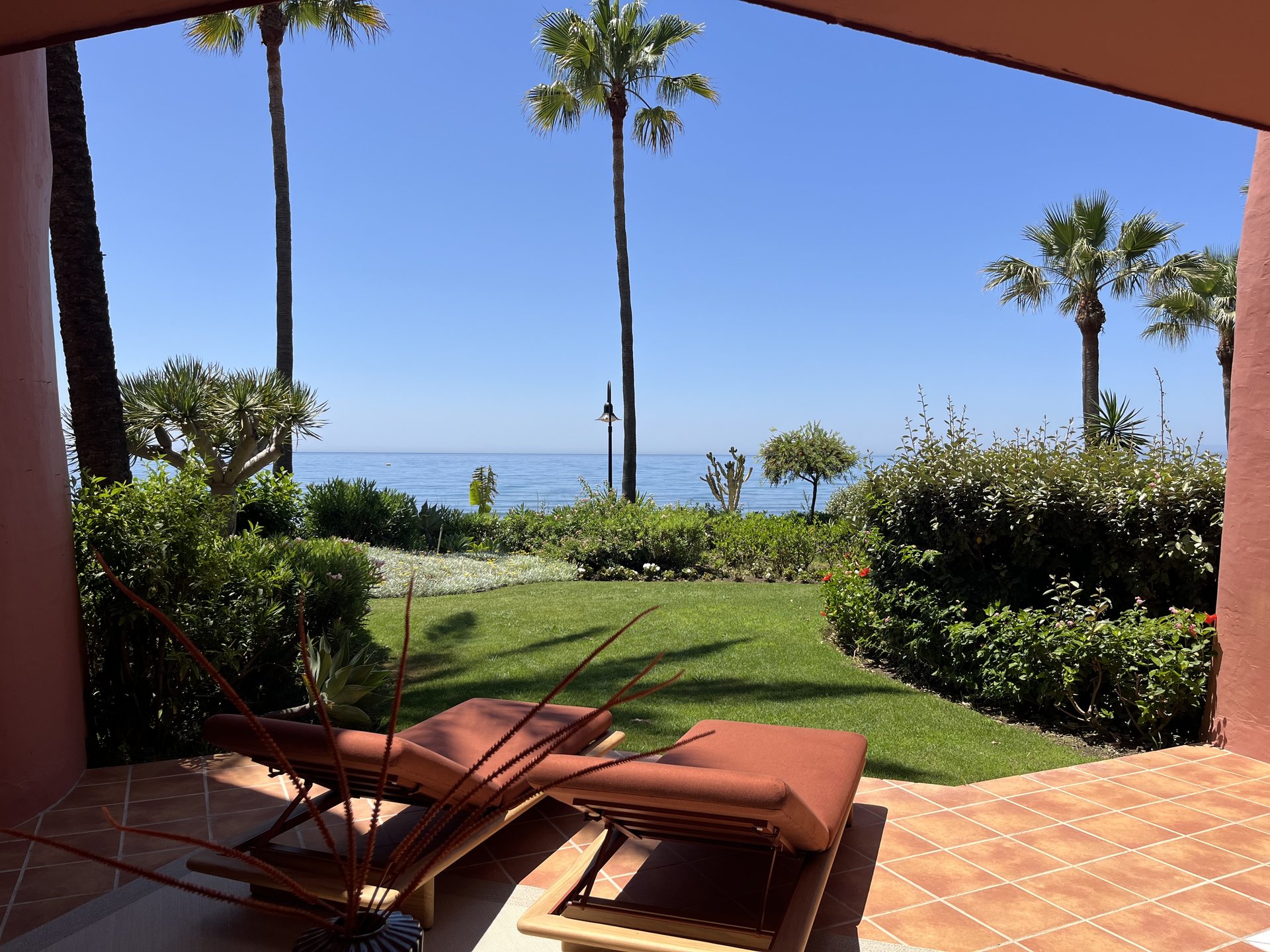Exquisite First-Line Beach Apartment in Estepona – A Coastal Masterpiece - Photo 3