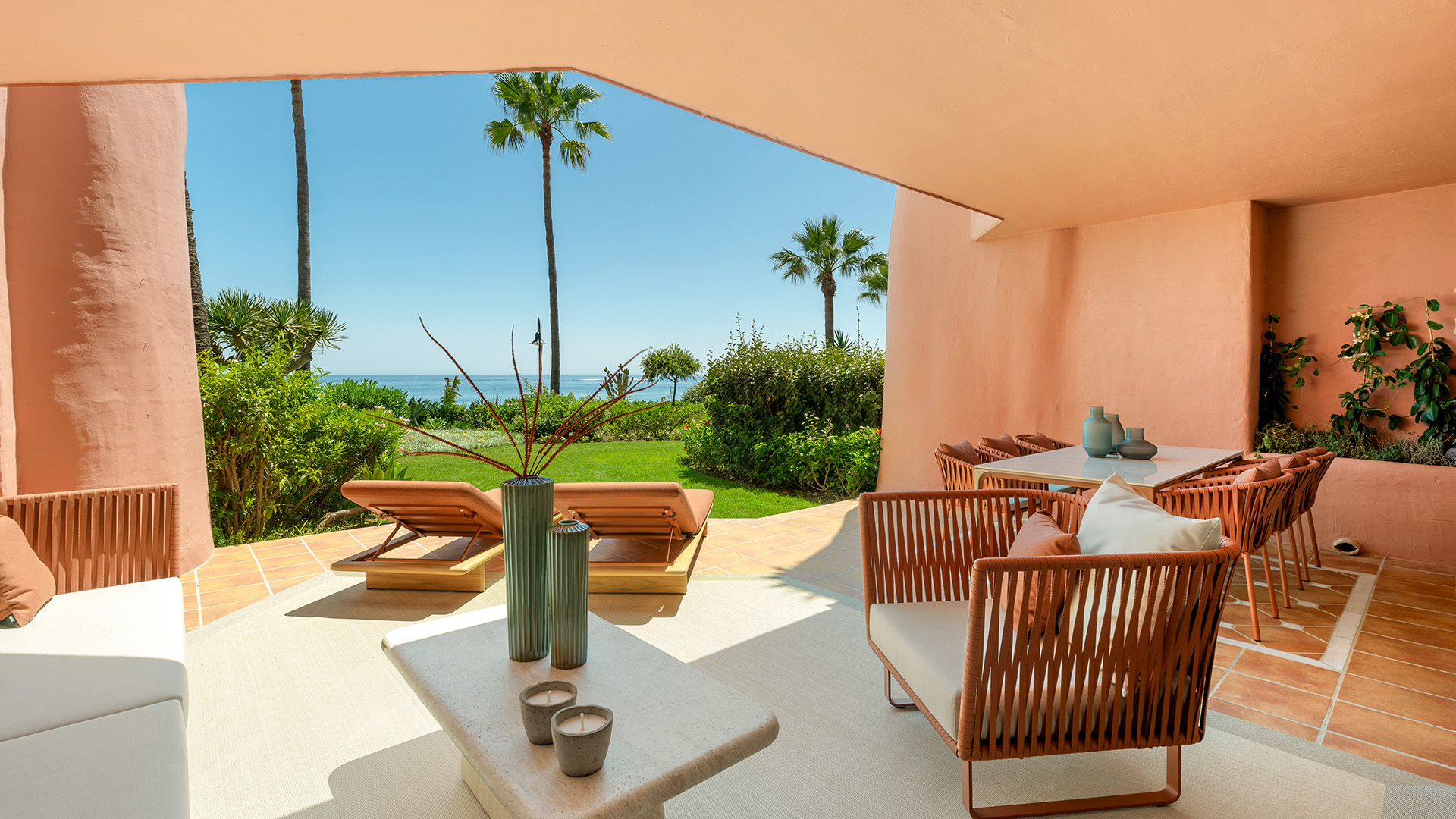 Exquisite First-Line Beach Apartment in Estepona – A Coastal Masterpiece - Photo 4