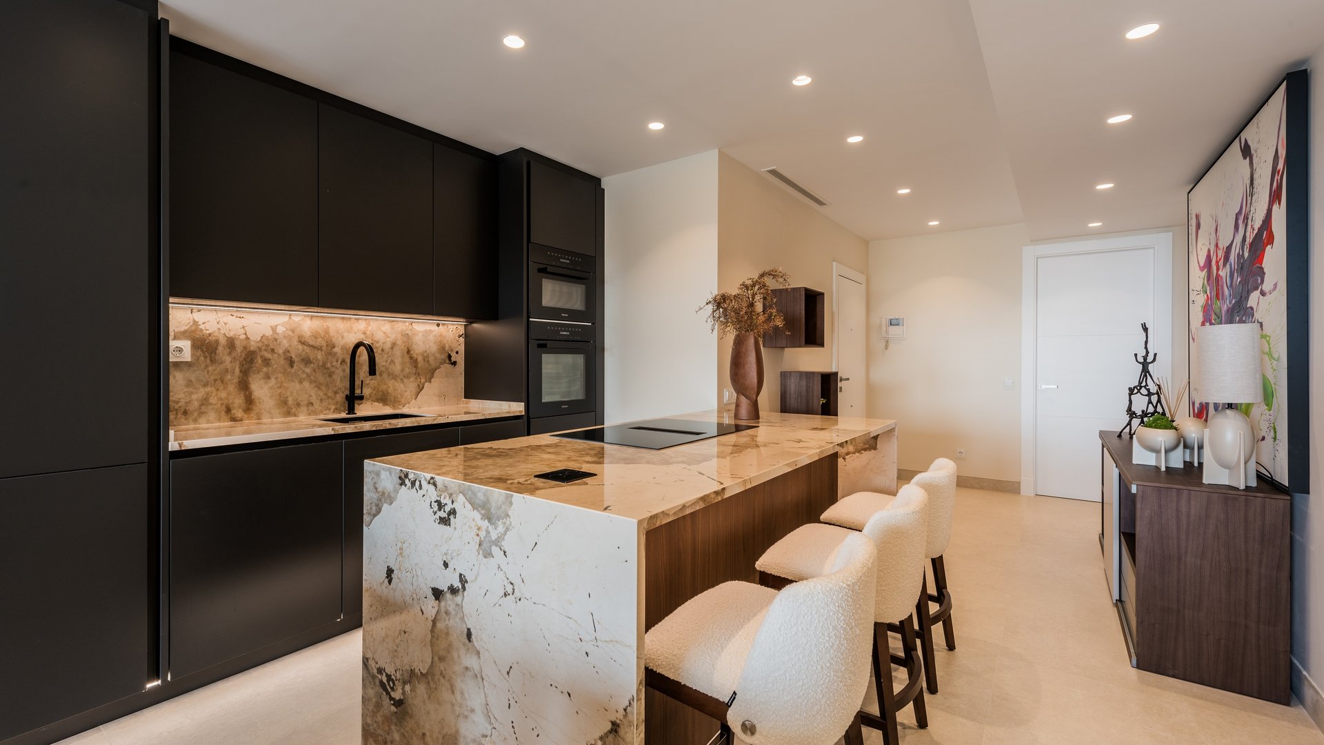 Elegance Redefined: Coastal Luxury Residences in Estepona - Photo 6