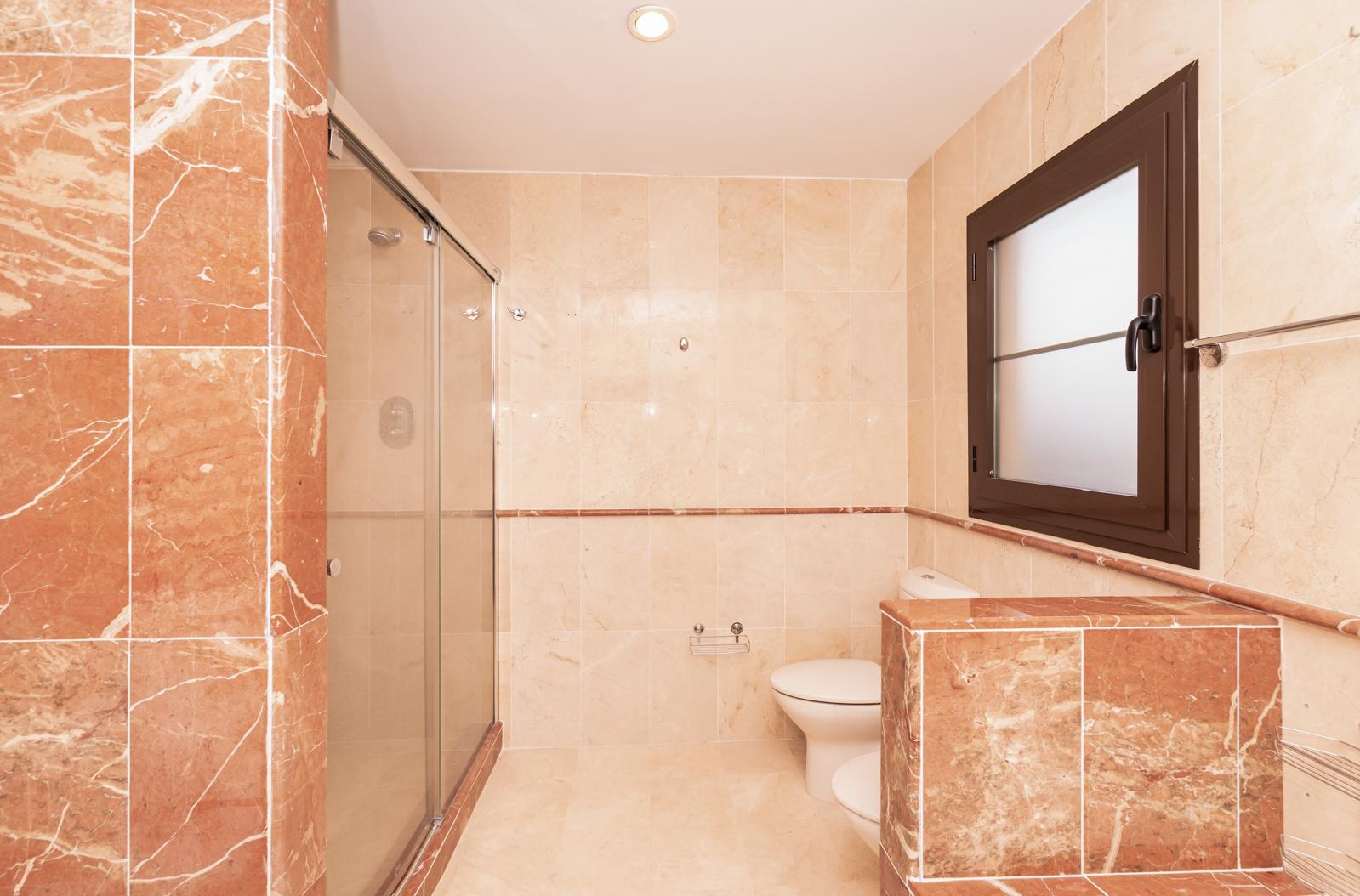 Coastal Sanctuary: A Bespoke Residence Awaiting Your Vision in Estepona - Photo 3