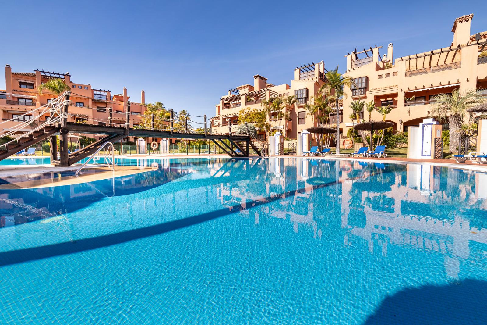 Coastal Sanctuary: A Bespoke Residence Awaiting Your Vision in Estepona - Photo 4