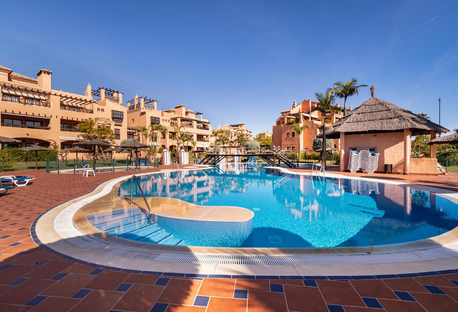 Coastal Sanctuary: A Bespoke Residence Awaiting Your Vision in Estepona - Photo 5