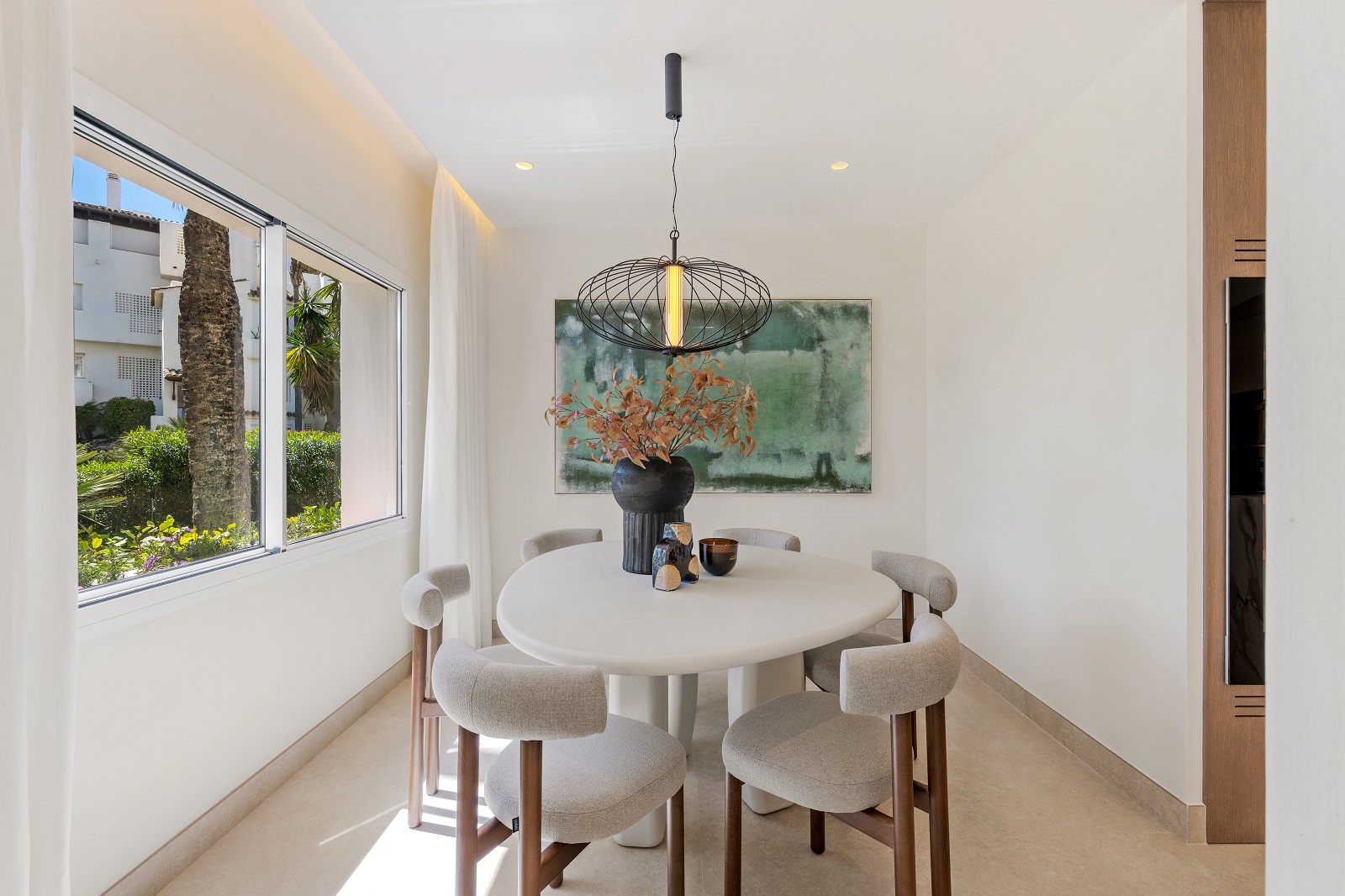 Elegance Redefined: Brand New Beachfront Apartment on Estepona's Golden Mile - Photo 4