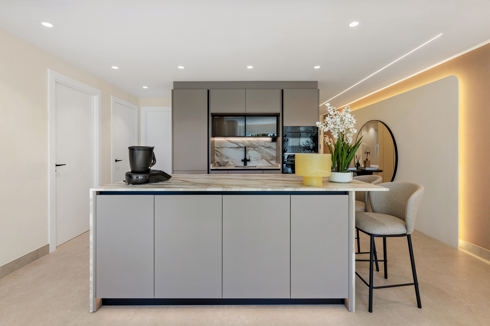 Elegance Redefined: Brand New Beachfront Apartment on Estepona's Golden Mile - Photo 5