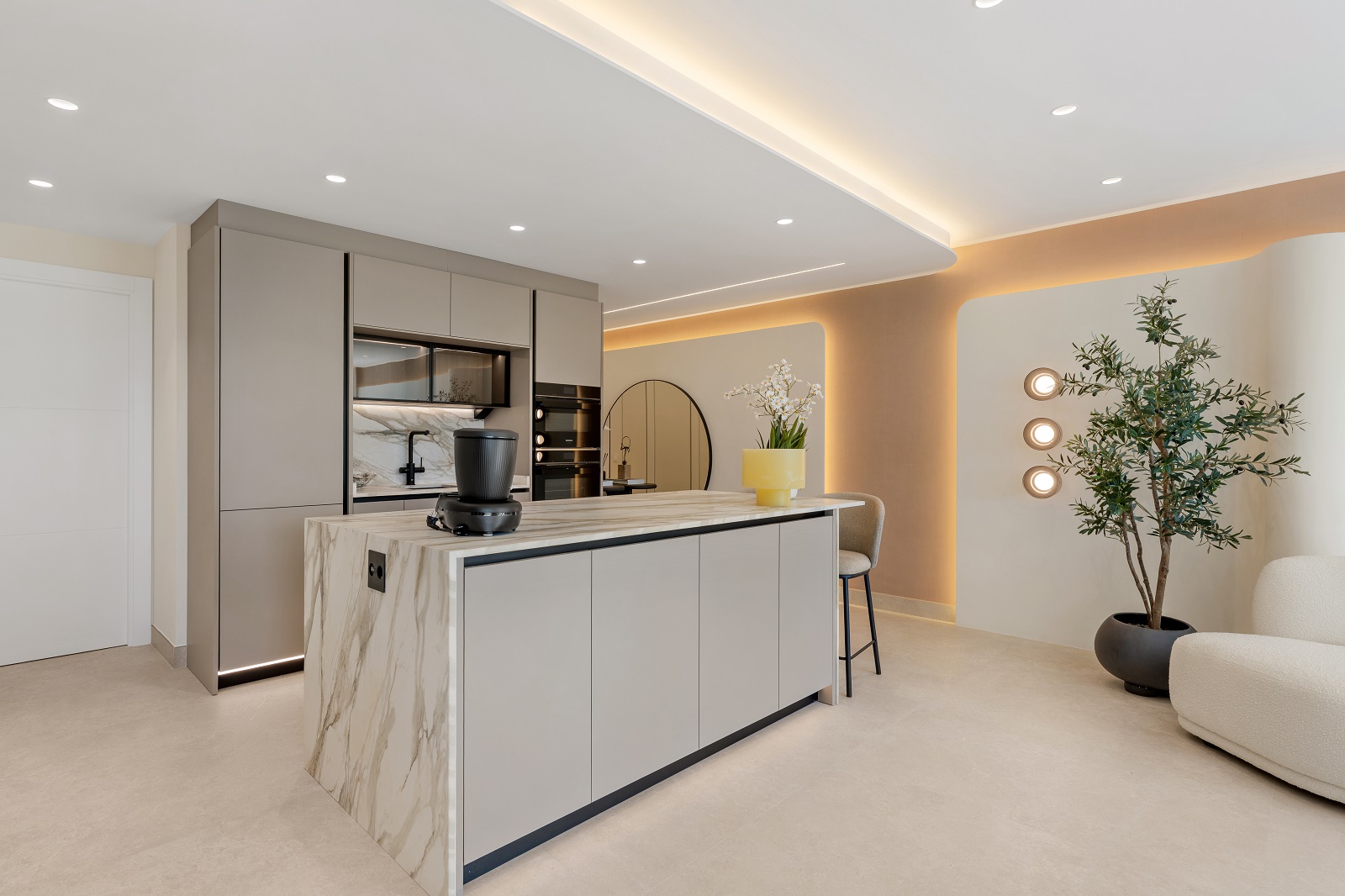 Elegance Redefined: Brand New Beachfront Apartment on Estepona's Golden Mile - Photo 6