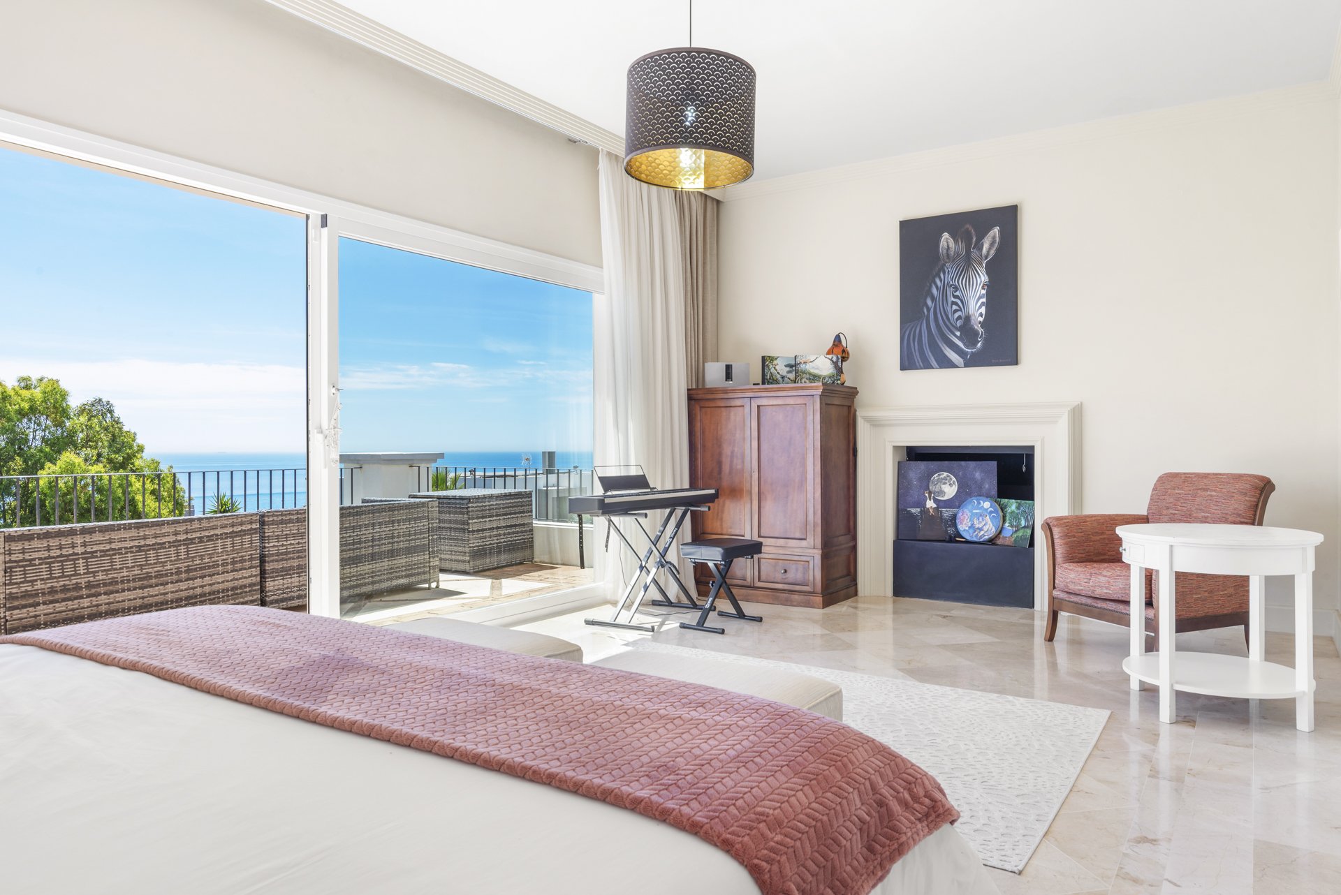 Coastal Serenity: An Exquisite Villa Retreat with Panoramic Sea Views in Manilva