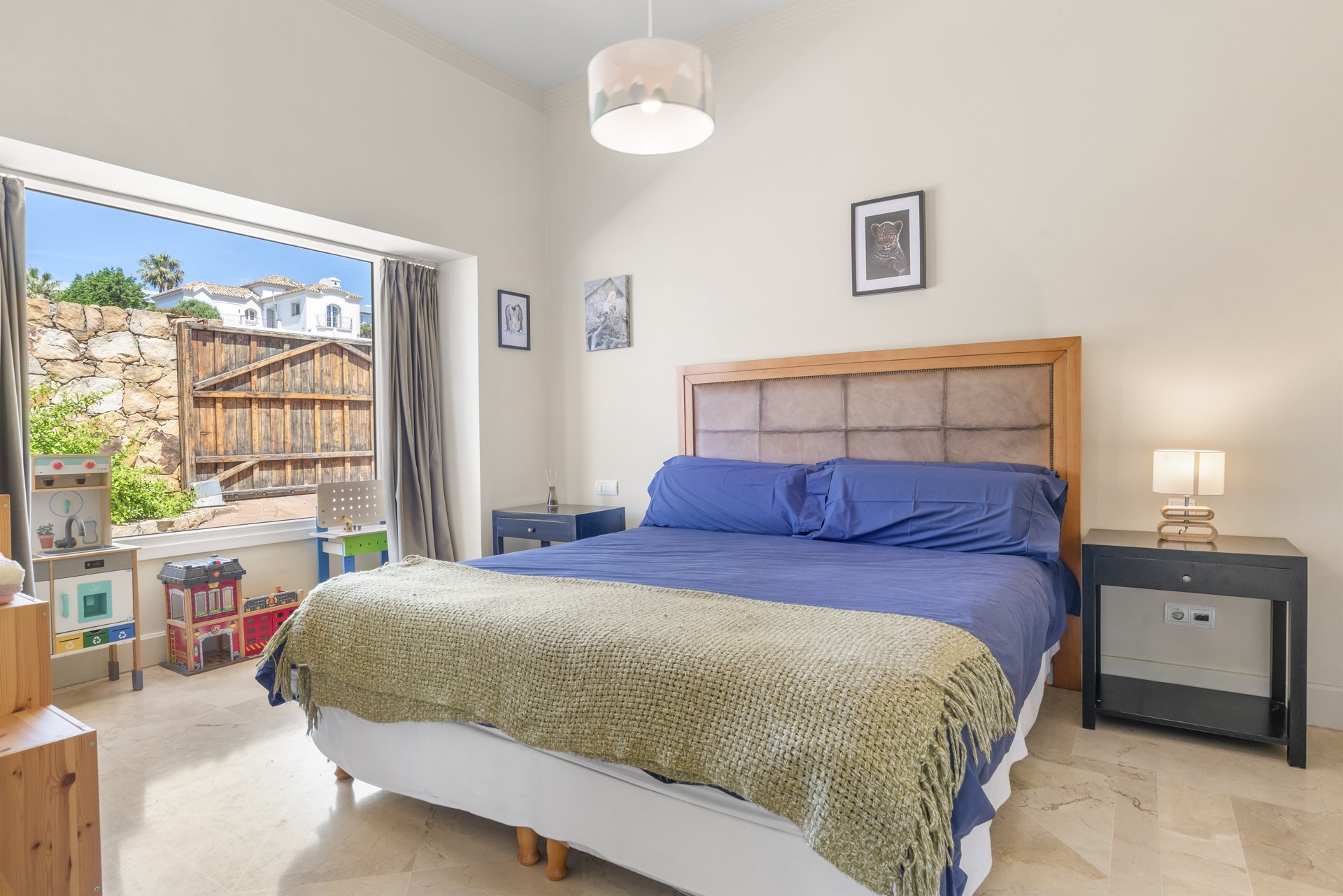 Coastal Serenity: An Exquisite Villa Retreat with Panoramic Sea Views in Manilva - Photo 3