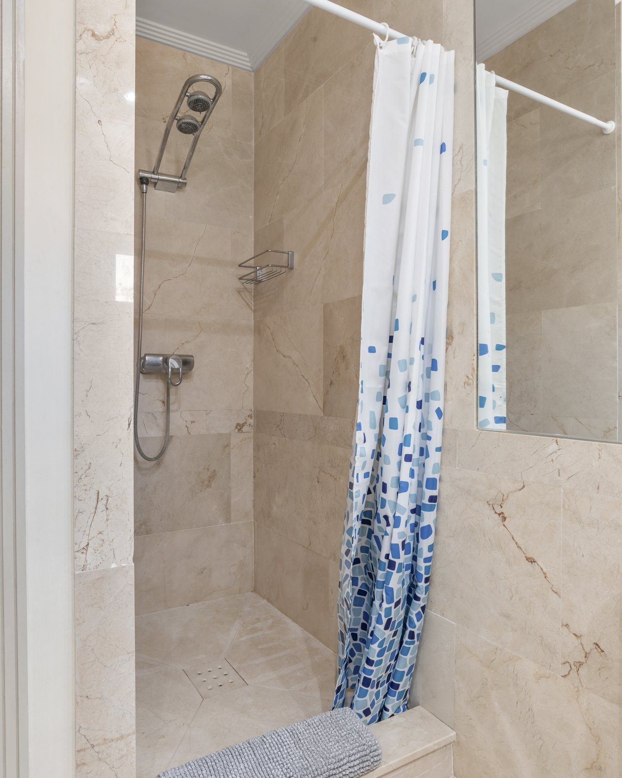 Coastal Serenity: An Exquisite Villa Retreat with Panoramic Sea Views in Manilva - Photo 4