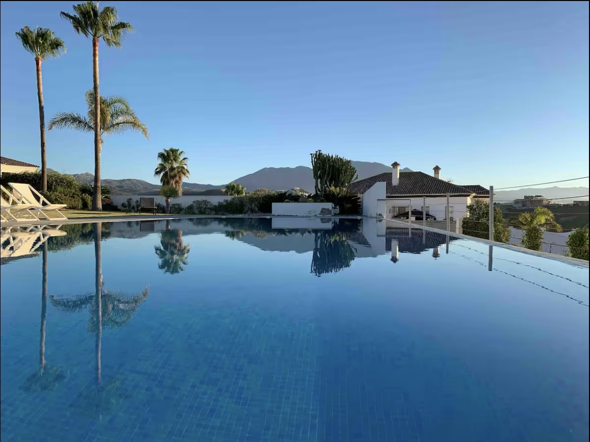 Manilva Masterpiece: An Exceptional Modern Villa with Panoramic Sea Views - Photo 3
