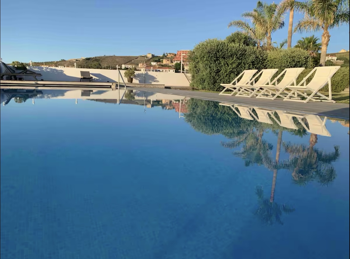 Manilva Masterpiece: An Exceptional Modern Villa with Panoramic Sea Views - Photo 4