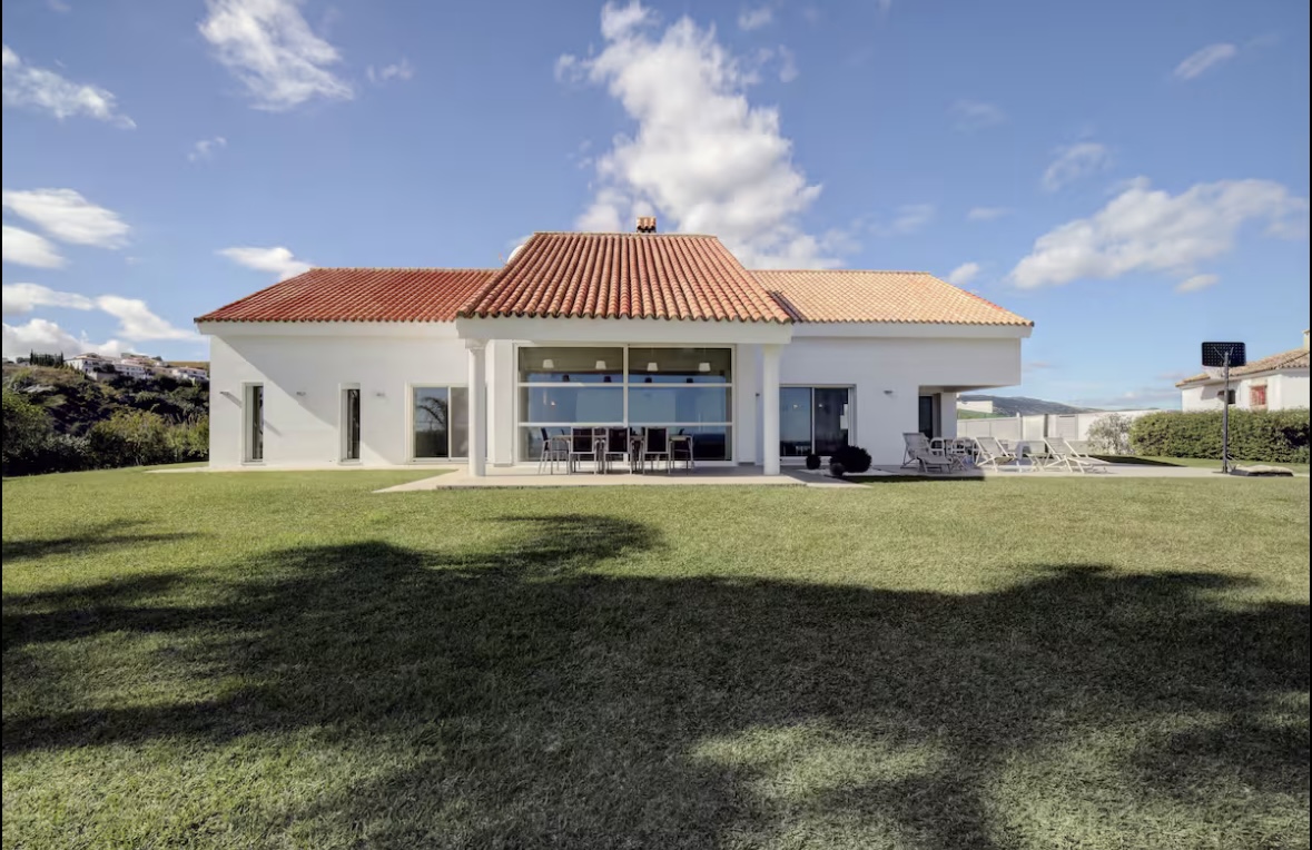 Manilva Masterpiece: An Exceptional Modern Villa with Panoramic Sea Views - Photo 5