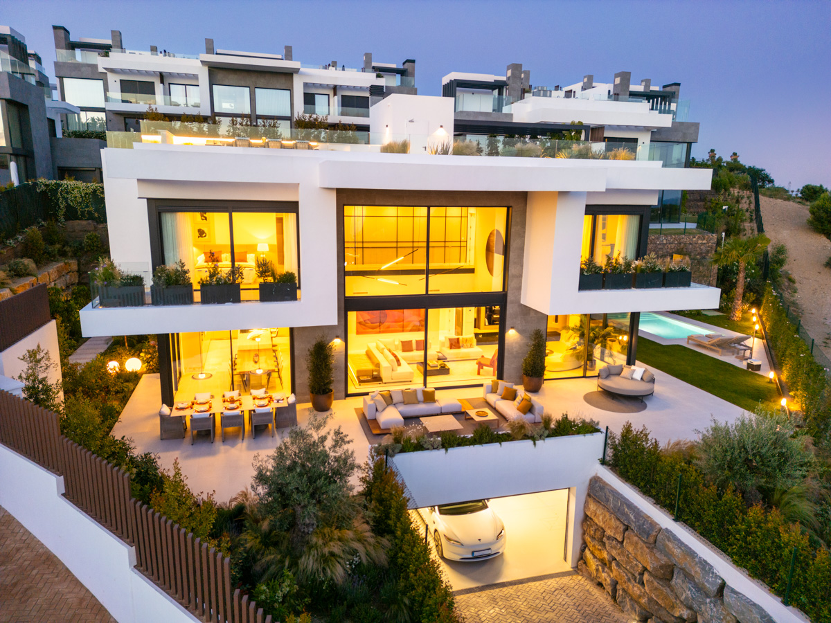 Modern 6-Bedroom Luxury Villa in Río Real