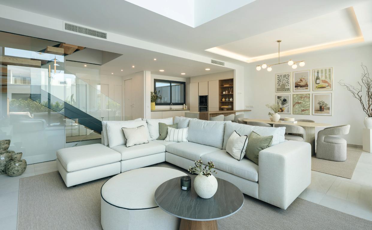 Contemporary 4-Bedroom Villa in Río Real - Photo 3