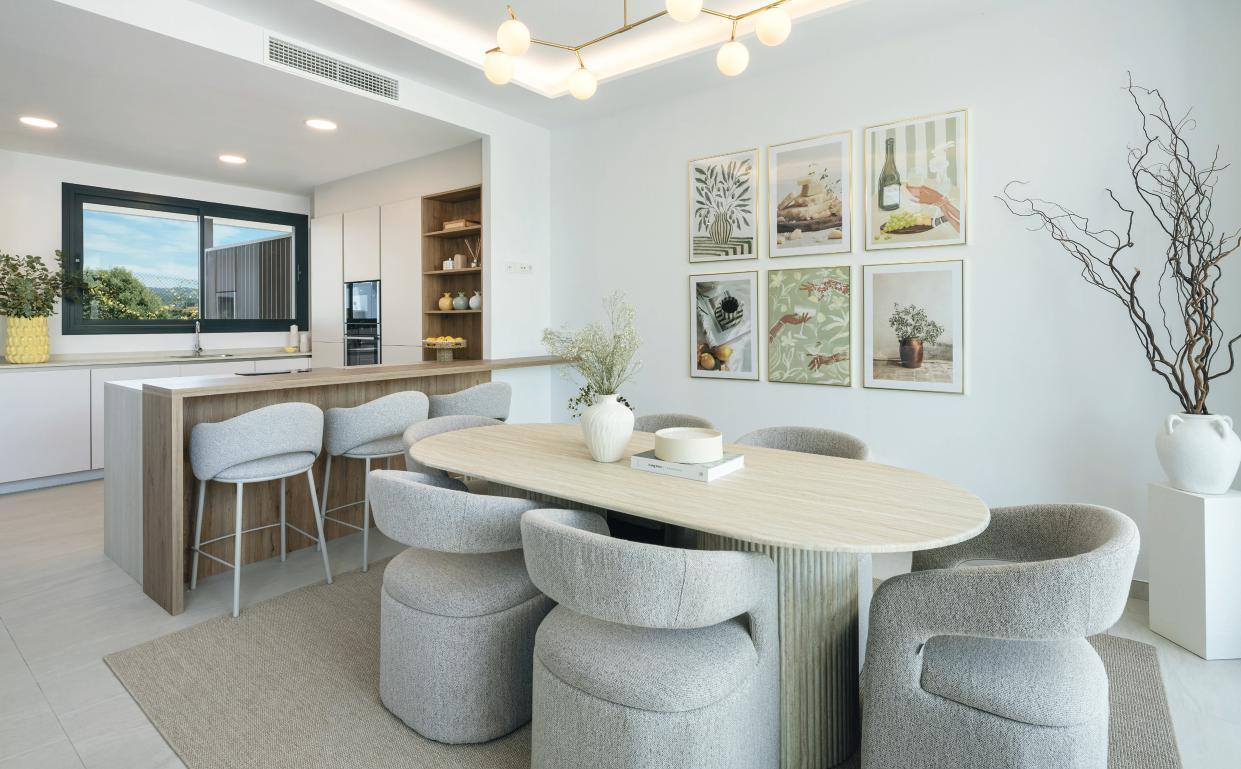Contemporary 4-Bedroom Villa in Río Real - Photo 4