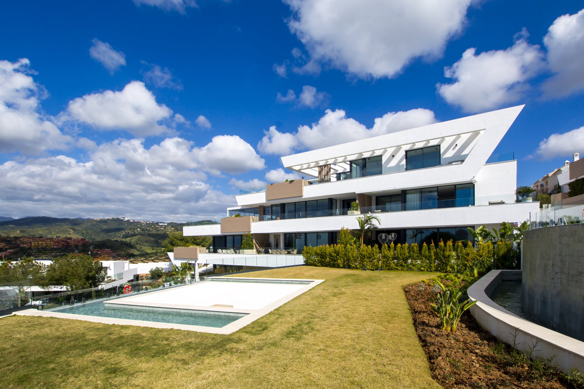 Spectacular Beachside Garden Apartment with Villa-Like Grandeur in Marbella - Photo 3