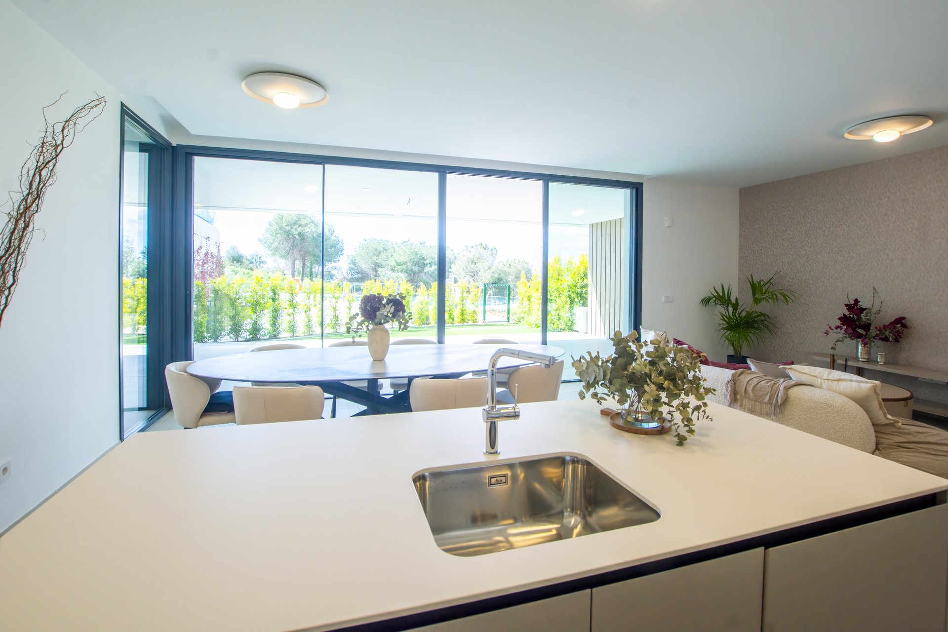 Spectacular Beachside Garden Apartment with Villa-Like Grandeur in Marbella - Photo 4