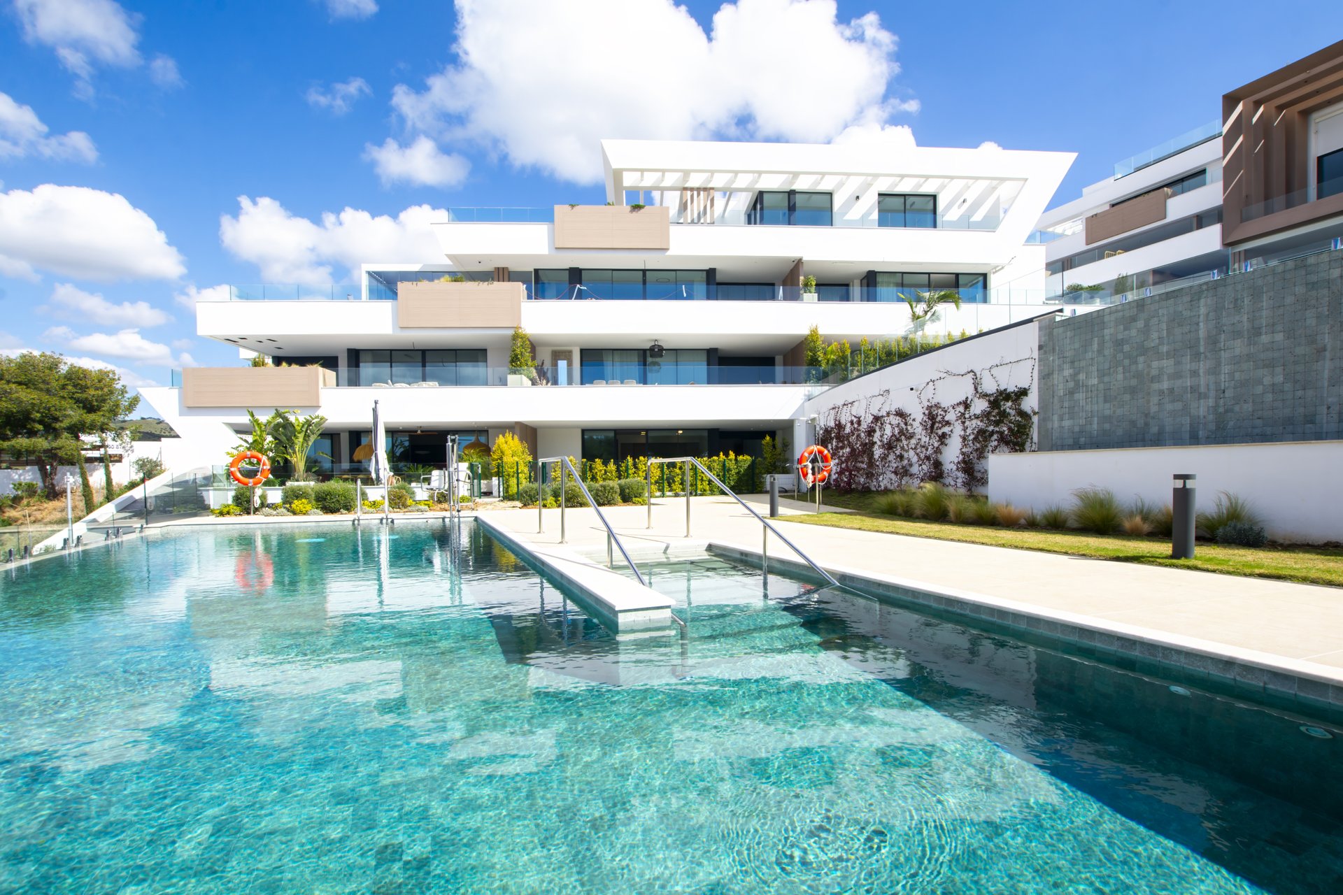 Spectacular Beachside Garden Apartment with Villa-Like Grandeur in Marbella - Photo 6